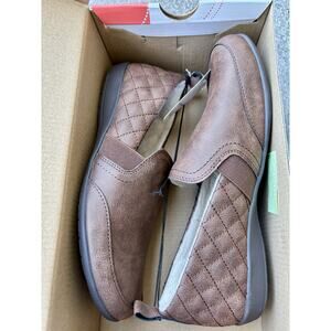 JSPORT “Lisa” Women’s Quilted Slipper Indoor/Outdoor Moc Style Shoe (Brown) Sz 7